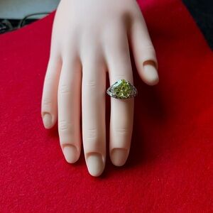 Elegant Silver and Green Women's Ring size 5